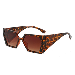 Lunettes de soleil carrées en écaille de tortue avec verres dégradés marron pour femmes