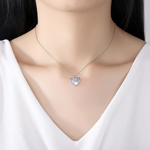 Minimalistische S925 Silber Herzmuschel Halskette mit funkelndem Zirkon an einem Model