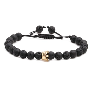 Geflochtenes Lavastein-Armband mit goldener Krone und verstellbarem Kordelzug