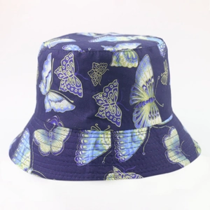 Détail du chapeau de soleil bleu marine avec imprimé papillon et bord piqué