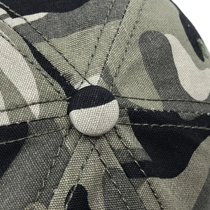 Vue de dessus détaillée de la casquette camouflage montrant le bouton et les coutures