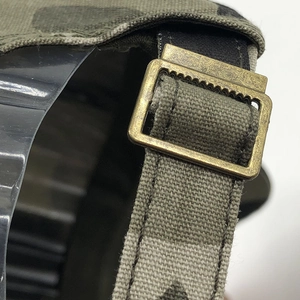 Détail de la boucle en cuivre vintage et de la sangle renforcée sur la casquette camouflage