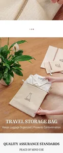 Mise en place d'une chemise blanche dans un sac à linge en maille fine de polyester