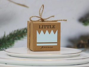 Détail de la boîte à bonbons en papier kraft Petit Prince avec couronne découpée