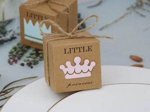 Détail de boîtes à bonbons en kraft avec couronne rose et nœud en ficelle de jute