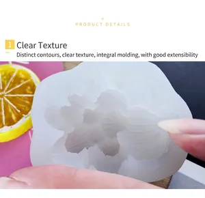 Gros plan montrant la flexibilité et la texture florale détaillée du moule en silicone