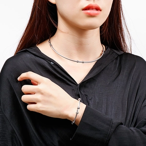Ensemble tour de cou et bracelet rigide en acier titane argenté avec petites billes rondes