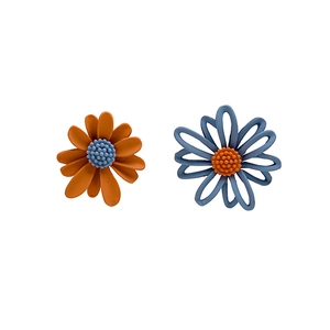 Asymmetric daisy earrings with 925 silver needles in vibrant blue and orange floral design