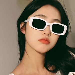 Retro oval white frame sunglasses with black lenses for a minimalist fashion look