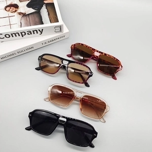 Gafas de sol poligonales vintage de doble puente con remaches en X en cuatro colores