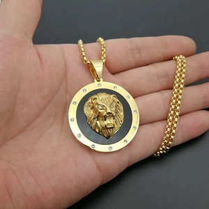 Hip hop gold lion head pendant with sparkling diamonds and box chain necklace