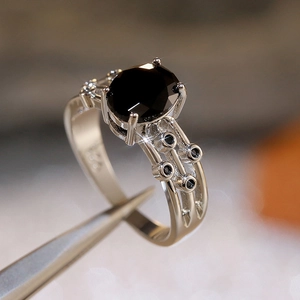 Makroaufnahme eines S925 Sterlingsilber-Rings mit schwarzem Edelstein und feinen Seitensteinen