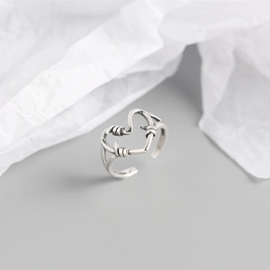 Makroansicht von 925er Sterlingsilber Ring mit herzförmigem Drahtgeflecht und Knotendetails