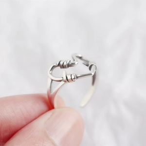 Detail eines handgefertigten 925 Silberrings mit Vintage-Drahtwickel-Design in Herzform
