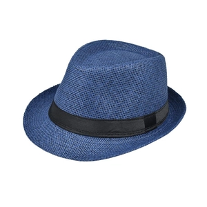 Detailopname van een klassieke blauwe strohoed voor heren met zwarte band voor de zomerzon