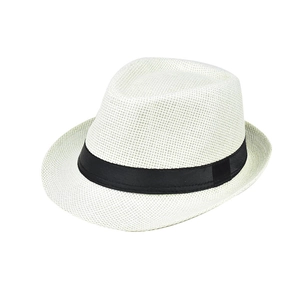 Detail van de ademende strotextuur en zwart lint op de beige fedora zomerhoed