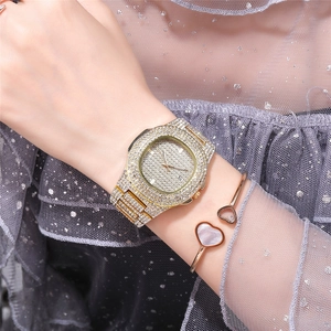 Set orologio al quarzo dorato con strass e bracciale a cuore su sfondo in tessuto mesh