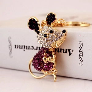 Porte-clés souris mignon orné de cristaux violets et blancs sur métal doré