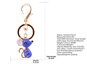 Gros plan du porte-clés souris en émail bleu nacré avec dimensions de 10,2 cm de long