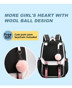 Detail eines Oxford-Rucksacks mit rosa Plüschball-Anhänger und dekorativem SP-Riemen