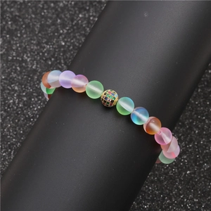 Bracelet en perles d'or rose et pierre de lune avec perles mates et boule en zircone colorée