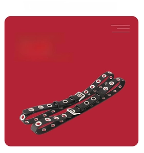 Détail de la ceinture punk en cuir PU noir avec œillets métalliques et boucle en alliage