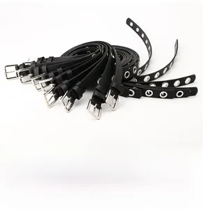 Gros plan de ceintures en cuir noir avec œillets métalliques et boucles argentées
