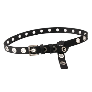 Ceinture chic en cuir noir pour femme avec œillets et boucle en métal sur fond blanc
