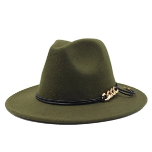 Dettaglio di un cappello fedora verde oliva con nastro nero e catena dorata decorativa