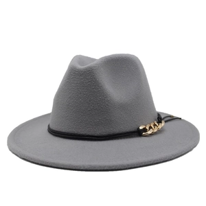 Dettaglio cappello fedora grigio con fascia nera e catena decorativa dorata elegante