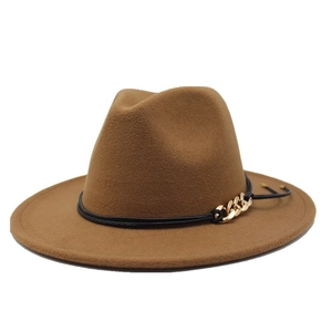 Dettaglio cappello fedora in lana color cammello con cintura nera e catena dorata