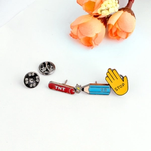 Emaille-Anstecknadel-Set mit rotem TNT, blauem 2B-Stift und gelbem STOPP-Hand-Design