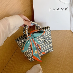 Sac panier tissé à la main avec motif géométrique et foulard en soie fleurie
