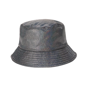 Détail d'un chapeau bob holographique laser avec texture réfléchissante et surpiqûres