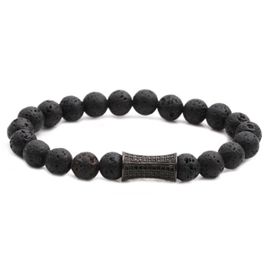 Bracelet fait main en pierre de lave noire avec un charme en zircone cubique micro-pavé