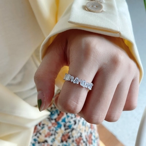 Minimalist 925 sterling silver ring with rectangular zircon stones worn by a model