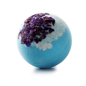 Boule de bain bleue aux pétales de fleurs séchées violets sur fond blanc