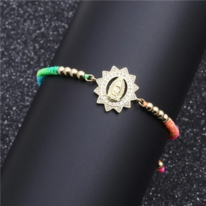 Bracciale intrecciato arcobaleno con perle dorate e ciondolo religioso con zirconi