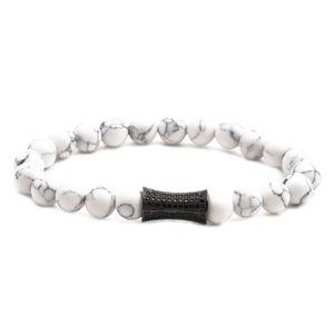 Bracciale da uomo in turchese bianco con charm a testa di leone in micropavé nero