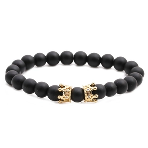 Bracciale di perline nere opache con due corone dorate e micro-intarsi di pietre bianche