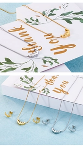 Detailansicht des eleganten Hirschgeweih-Schmucksets mit Halskette und Ohrringen in Gold