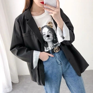 Mirror selfie showing the double G buckle black belt with blue jeans and a blazer