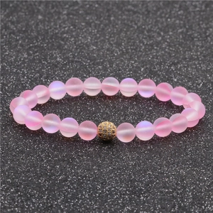 Bracelet en pierre de lune rose mat avec une perle dorée pavée de zircons brillants