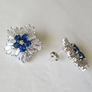 Elegant flower-shaped zircon stud earrings with blue heart stones and silver plating