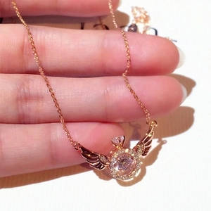 Collana con ali d'angelo in oro rosa e ciondolo centrale in zircone lucido