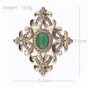 Spilla vintage dorata con pietra verde smeraldo e dettagli in cristallo 5,8 cm