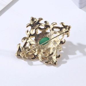 Spilla a croce dorata vintage con pietra smeraldo verde e chiusura a spilla sul retro