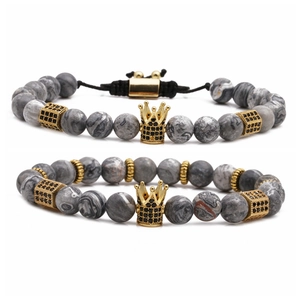 Ensemble de bracelets en perles de marbre gris avec charms couronne dorée de luxe