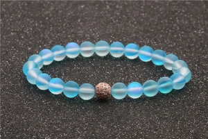 8mm Mondstein Armband mit Roségold Zirkonia Perle auf elegantem dunklem Hintergrund
