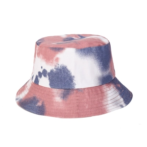 Detail eines Tie-Dye Fischerhuts aus Baumwolle mit verstärkten Nähten und Camo-Muster